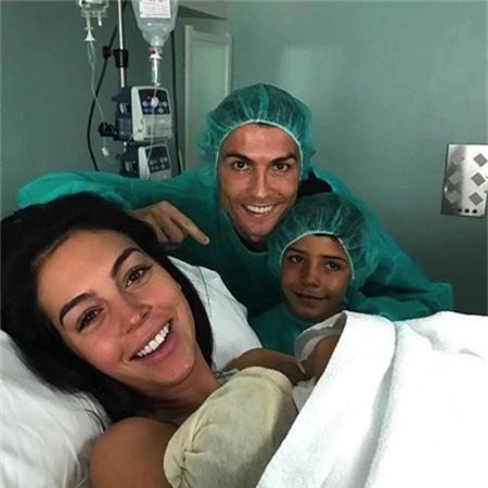 C.Ronaldo đón năm mới với mái ấm ngọt ngào, hạnh phúc - Ảnh 10.