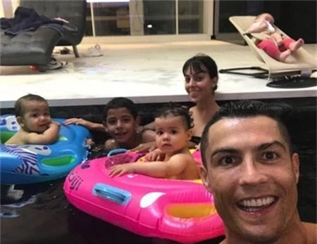 C.Ronaldo đón năm mới với mái ấm ngọt ngào, hạnh phúc - Ảnh 3.