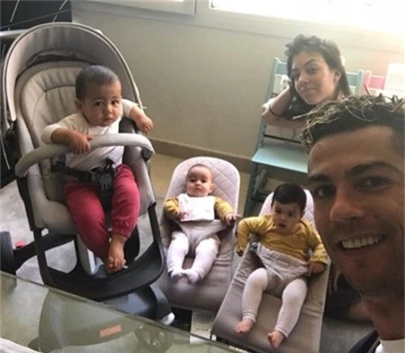 C.Ronaldo đón năm mới với mái ấm ngọt ngào, hạnh phúc - Ảnh 4.