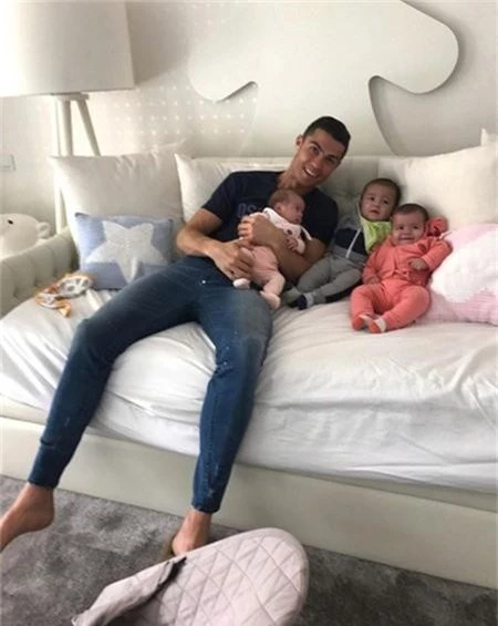 C.Ronaldo đón năm mới với mái ấm ngọt ngào, hạnh phúc - Ảnh 7.