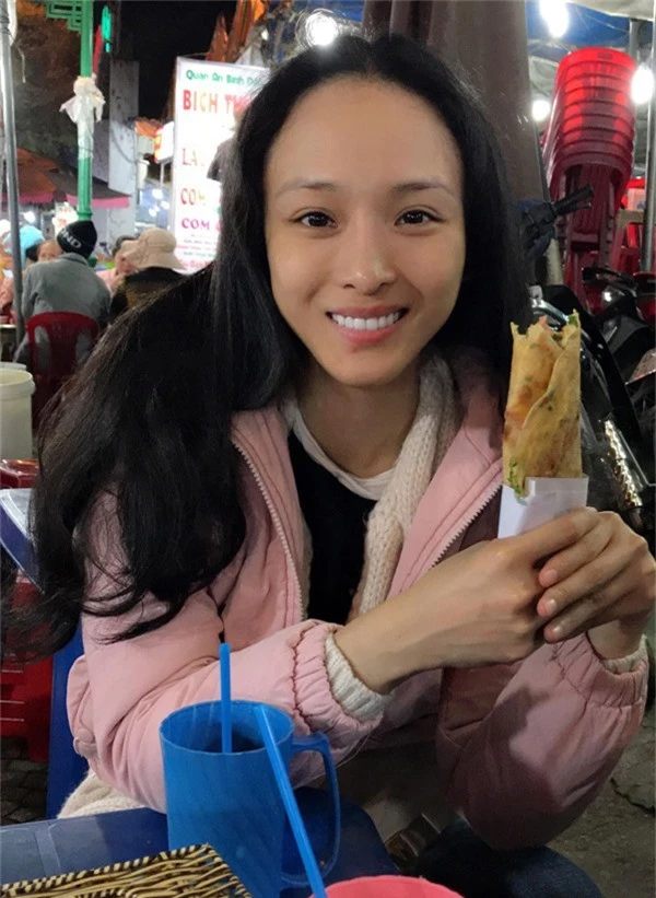 Phương Nga mặc giản dị ăn bánh tráng nướng tại chợ đêm Đà Lạt.