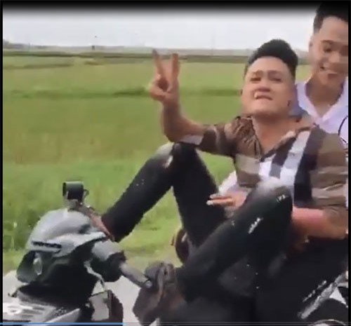 CLIP: Nam thanh niên chạy xe máy bằng chân