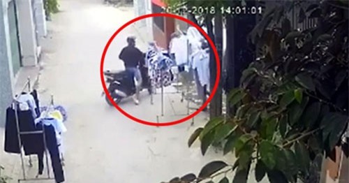 CLIP HOT: Thanh niên lái xe SH 'chôm' quần áo, trâu rừng 1 mình 'cân' cả 2 con sư tử