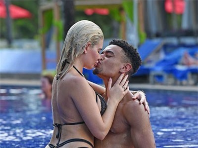 Megan Barton tình tứ bên bạn trai