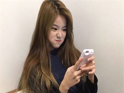 Bớt ảo tưởng đi các cô gái, nhiều khi người ta xem story của mình chỉ vì auto lướt qua thôi!