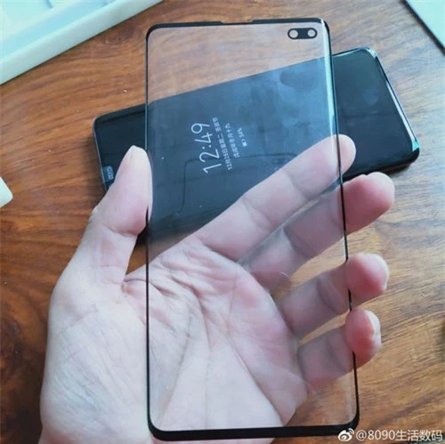 Hình ảnh kính cường lực của Galaxy S10+ được đăng tải trên Weibo