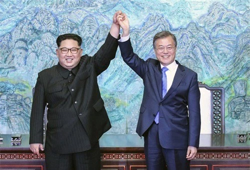 Nhà lãnh đạo Triều Tiên Kim Jong Un và Tổng thống Hàn Quốc Moon Jae In trong hội nghị thượng đỉnh đầu tiên hồi tháng 4/2018. (Ảnh: AP)