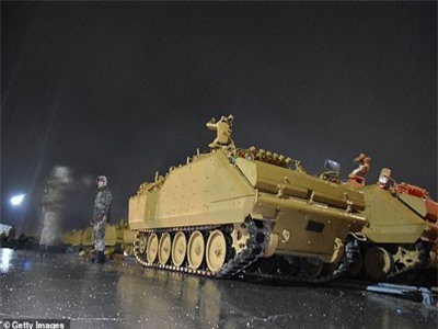 Khí tài Thổ Nhĩ Kỳ ùn ùn đổ về biên giới Syria, Nga cảnh báo