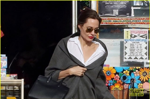 Angelina Jolie xinh đẹp hút mắt khi dẫn các con đi mua sắm dịp cuối năm