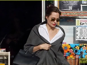 Angelina Jolie xinh đẹp hút mắt khi dẫn các con đi mua sắm dịp cuối năm