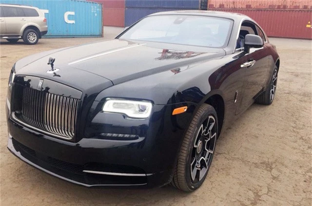 Rolls-Royce Ghost Black Badge: trên 43 tỷ đồng