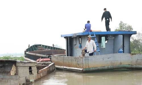 Đồng Nai: Thấy công an, “cát tặc” đánh chìm thuyền, nhảy xuống sông tẩu thoát