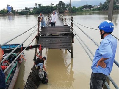 Sập cầu Nha Trang, 4 người cùng xe máy rơi xuống sông