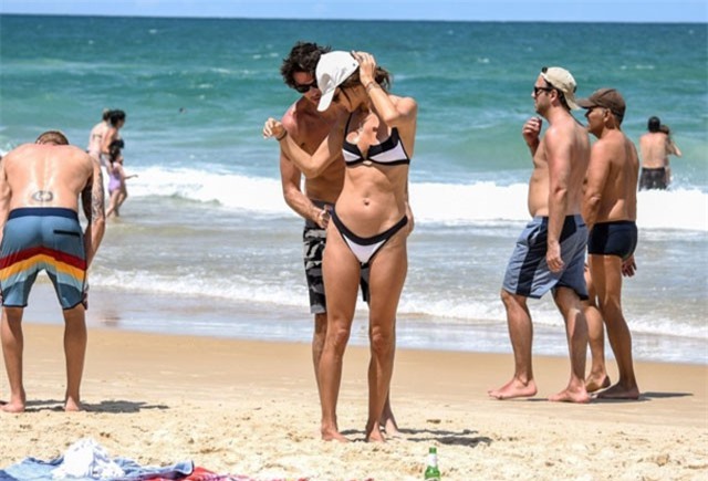 Alessandra Ambrosio thả dáng với bikini cùng bạn trai trên bãi biển