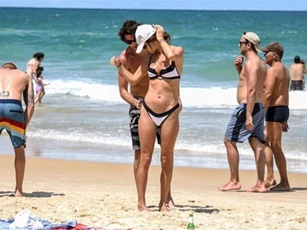 Alessandra Ambrosio thả dáng với bikini cùng bạn trai trên bãi biển