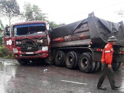 Xe buýt chở 20 người lao xuống vực bên đường sau khi tông xe tải