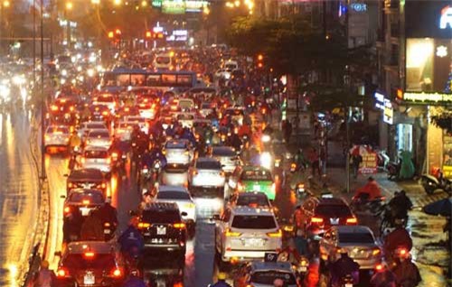 Người dân đổ ra bến xe về nghỉ Tết, đường phố Hà Nội ùn tắc trong mưa