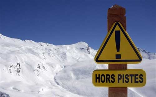 Bé trai sống sót thần kỳ sau 40 phút bị vùi trong tuyết