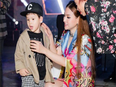 Con trai Thu Thủy diện đồ cực chất theo chân mẹ đi chấm thi