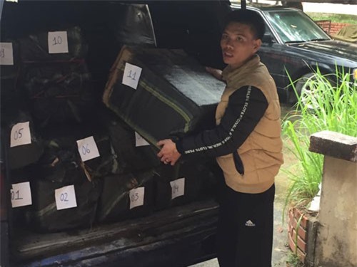 Quảng Trị: Phát hiện ô tô “hết đát” chở hơn 1 tấn pháo lậu