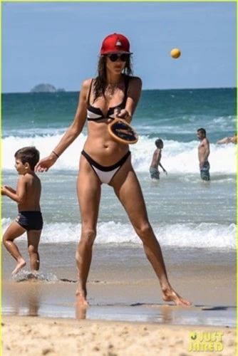 alessandra ambrosio tha dang voi bikini cung ban trai tren bai bien hinh 11