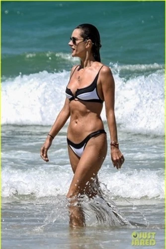 alessandra ambrosio tha dang voi bikini cung ban trai tren bai bien hinh 2