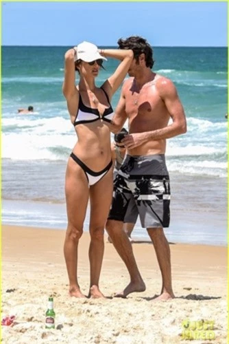 alessandra ambrosio tha dang voi bikini cung ban trai tren bai bien hinh 8