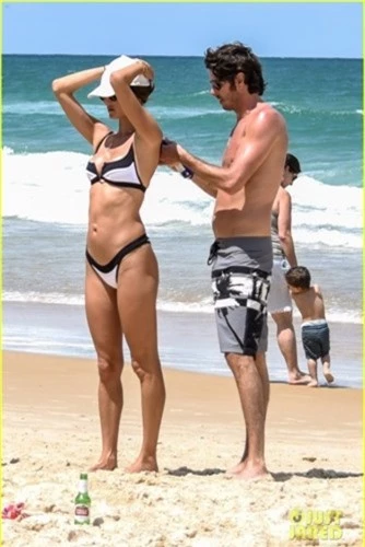 alessandra ambrosio tha dang voi bikini cung ban trai tren bai bien hinh 9