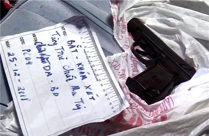 Cảnh sát thu giữ súng, roi điện tại nhà đối tượng “phân phối” ma tuý - Ảnh 2.
