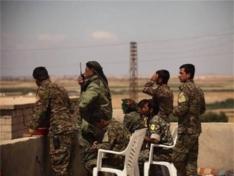 Mỹ rút quân, người Kurd bắt tay lực lượng Syria kìm chân Thổ Nhĩ Kỳ - Ảnh 1.