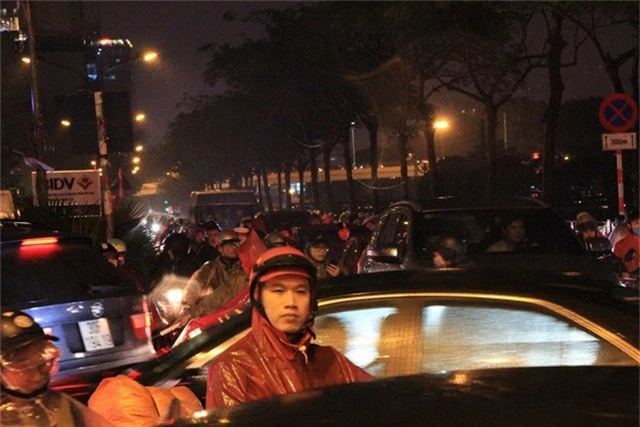 Người dân đổ ra bến xe về nghỉ Tết, đường phố Hà Nội ùn tắc trong mưa - Ảnh 15.