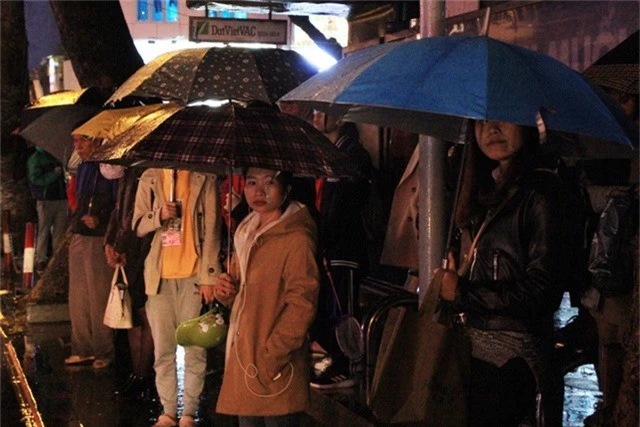 Người dân đổ ra bến xe về nghỉ Tết, đường phố Hà Nội ùn tắc trong mưa - Ảnh 17.