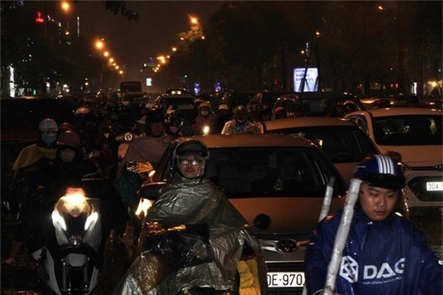 Người dân đổ ra bến xe về nghỉ Tết, đường phố Hà Nội ùn tắc trong mưa - Ảnh 18.