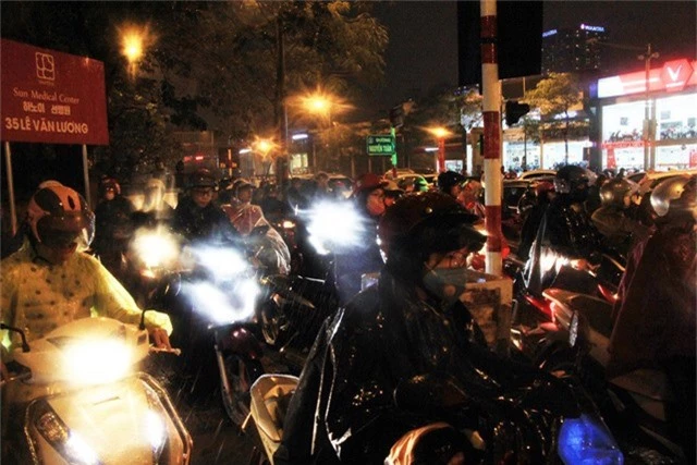 Người dân đổ ra bến xe về nghỉ Tết, đường phố Hà Nội ùn tắc trong mưa - Ảnh 19.
