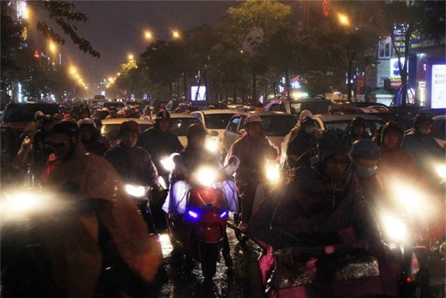 Người dân đổ ra bến xe về nghỉ Tết, đường phố Hà Nội ùn tắc trong mưa - Ảnh 20.