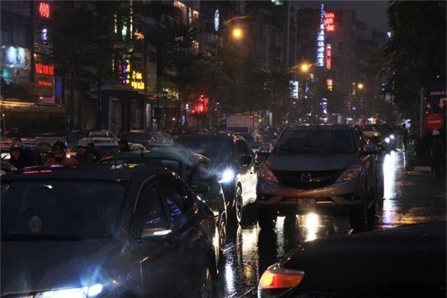 Người dân đổ ra bến xe về nghỉ Tết, đường phố Hà Nội ùn tắc trong mưa - Ảnh 21.