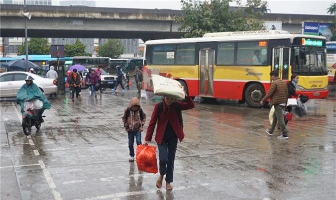 Người dân đổ ra bến xe về nghỉ Tết, đường phố Hà Nội ùn tắc trong mưa - Ảnh 2.