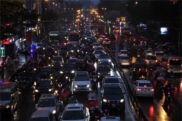 Người dân đổ ra bến xe về nghỉ Tết, đường phố Hà Nội ùn tắc trong mưa - Ảnh 24.