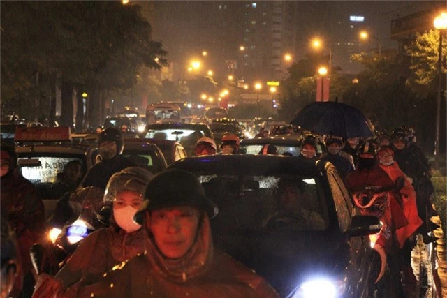 Người dân đổ ra bến xe về nghỉ Tết, đường phố Hà Nội ùn tắc trong mưa - Ảnh 25.