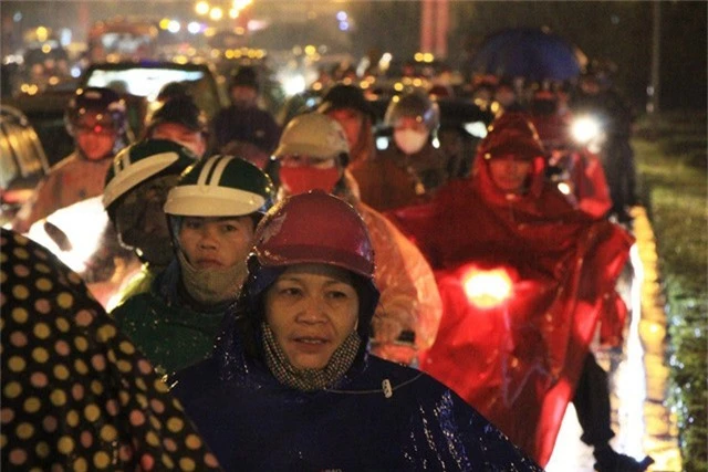 Người dân đổ ra bến xe về nghỉ Tết, đường phố Hà Nội ùn tắc trong mưa - Ảnh 26.