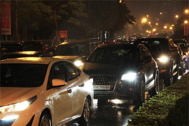 Người dân đổ ra bến xe về nghỉ Tết, đường phố Hà Nội ùn tắc trong mưa - Ảnh 27.