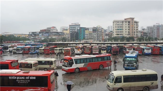 Người dân đổ ra bến xe về nghỉ Tết, đường phố Hà Nội ùn tắc trong mưa - Ảnh 5.