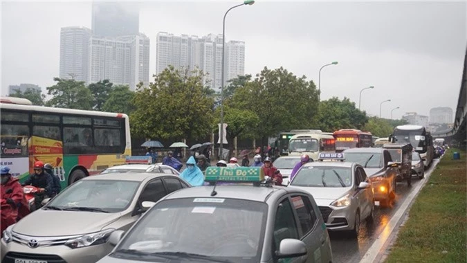 Người dân đổ ra bến xe về nghỉ Tết, đường phố Hà Nội ùn tắc trong mưa - Ảnh 8.