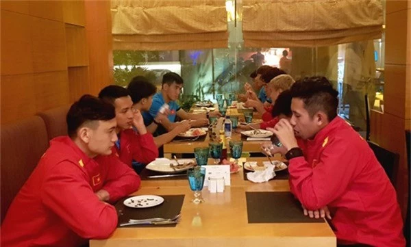 Những hình ảnh đầu tiên của đội tuyển Việt Nam tại Qatar - Ảnh 2.