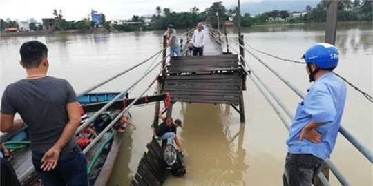 Sập cầu Nha Trang, 4 người cùng xe máy rơi xuống sông - Ảnh 1.