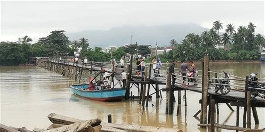 Sập cầu Nha Trang, 4 người cùng xe máy rơi xuống sông - Ảnh 3.