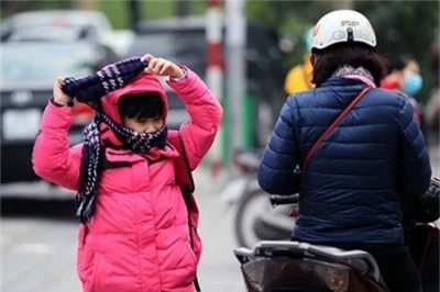 Tết Dương lịch dự báo rét đậm, làm gì để trẻ đi chơi an toàn trong ngày lạnh? - ảnh 1