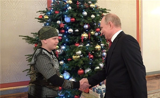 Tổng thống Putin bắt tay vị khách 10 tuổi tại điện Kremlin - Ảnh 2.