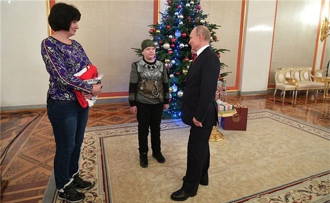 Tổng thống Putin bắt tay vị khách 10 tuổi tại điện Kremlin - Ảnh 5.