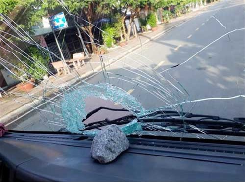 Bạc Liêu: Điều tra một số đối tượng ném đá vào ô tô trên đường